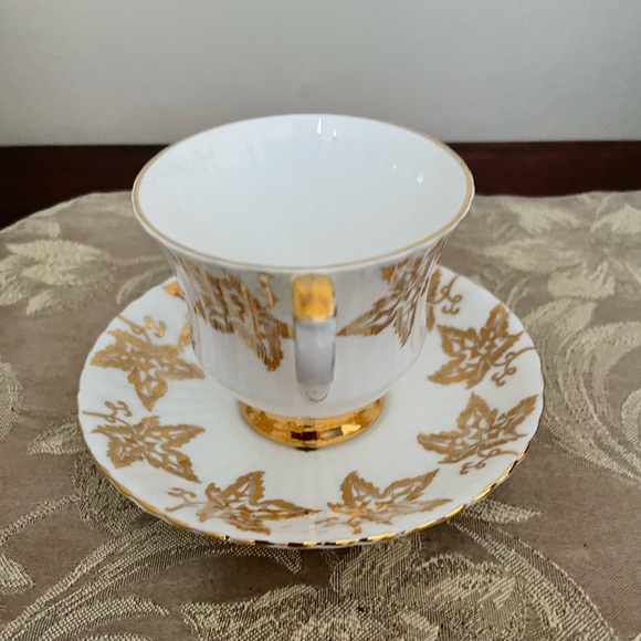 Royal Windsor Canada Gold Maple Leaf Teacup & Saucer - Picture 5 of 13